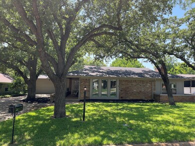 1753 Cynthia Ln, Hurst, TX 76054 - photo 2