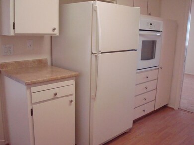 Kitchen+has+new+counters+and+flooring
