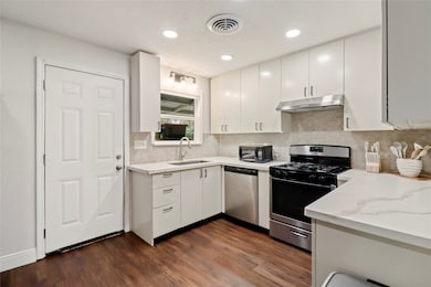 916 N Chenango St, Angleton, TX 77515 - photo 4