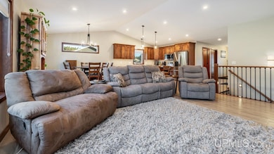 109 N Pyle Dr, Kingsford, MI 49802 - photo 5