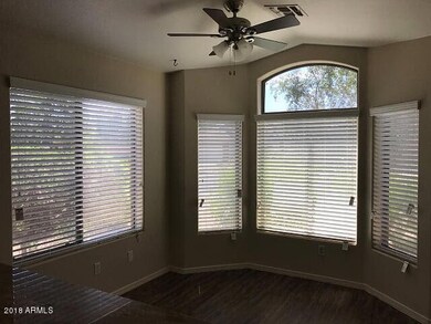 MONTE NEW BAY WINDOW DINING