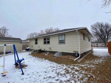 1511 E 3rd Ave, Mitchell, SD 57301 - photo 4