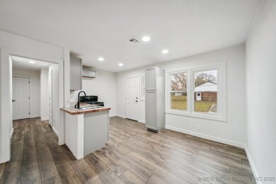 1300 NE 4th St, Pryor, OK 74361 - photo 5