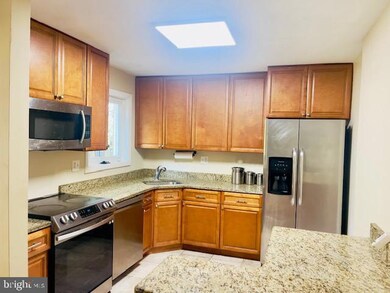 10907 Maple St, Fairfax, VA 22030 - photo 3