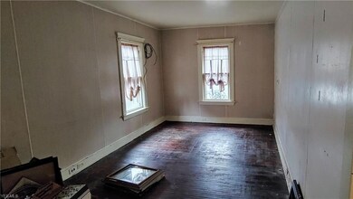 LR w/hardwood floors