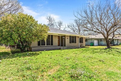 1106 Whaley Dr, Gainesville, TX 76240 - photo 2