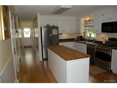 HUGE MODERN KITCHEN!