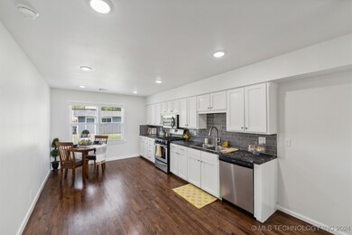 704 E Mayberry Ave, Claremore, OK 74017 - photo 6