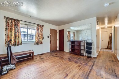 Foyer entrance featuring baseboards, visible vents