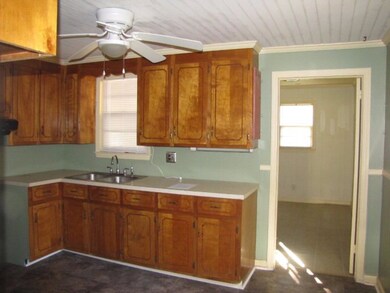 610 3rd Ave, Kingstree, SC 29556 - photo 2