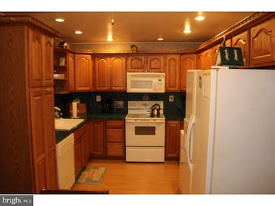 201 Cobalt Ridge Dr S, Levittown, PA 19057 - photo 4