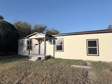 View of front facade featuring a front yard
