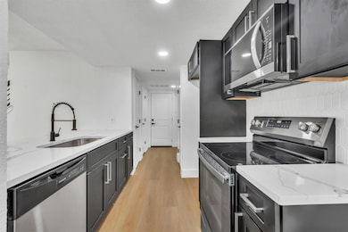 Kitchen with appliances with stainless steel fini