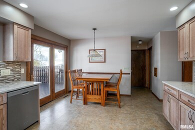 1306 Columbia Ct, Davenport, IA 52804 - photo 3