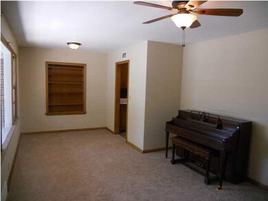 Living room/dining area