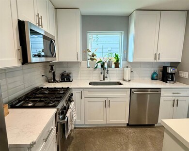 Kitchen with appliances with stainless steel fini