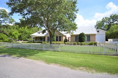 716 W Blum St, Alvin, TX 77511 - photo 4