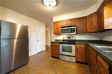 3802 Kathy Dr, Hurricane, WV 25526 - photo 7