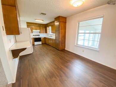 1305 Hunt St, Wichita Falls, TX 76302 - photo 3