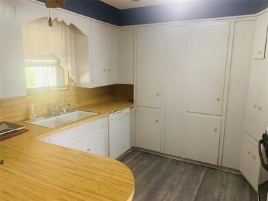 208 Glen Rose Ave, Cleburne, TX 76033 - photo 4