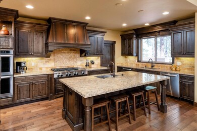 05 kitchen towards cooktop