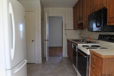 130 Seeley St, Schenectady, NY 12302 - photo 5