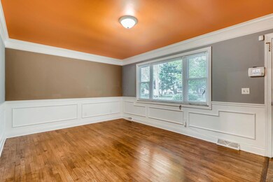 5026 Tamarack Boulevard-large-005-9-Livi