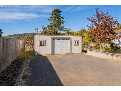 217 NE Peggy Ave, Roseburg, OR 97470 - photo 5