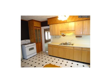 Updated kitchen, Ceramic Flooring, Stove 3 years o