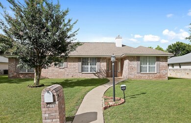 610 W Morse St, Fredericksburg, TX 78624 - photo 2