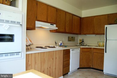 7947 Hugh Mullen Dr unit 70, Manassas, VA 20109 - photo 6