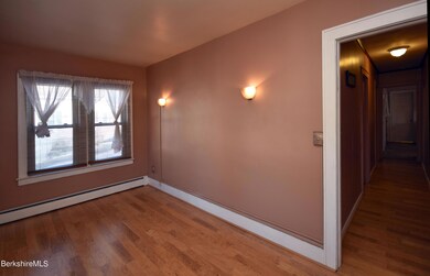 Apt 1 Den