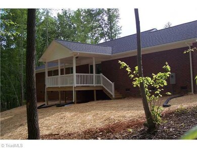 984 E Chamberlin Dr, Asheboro, NC 27205 - photo 2