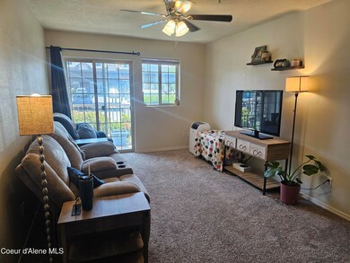 Living room w/lots of light
