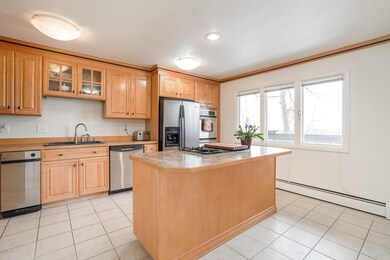 Large Welcoming Kitchen