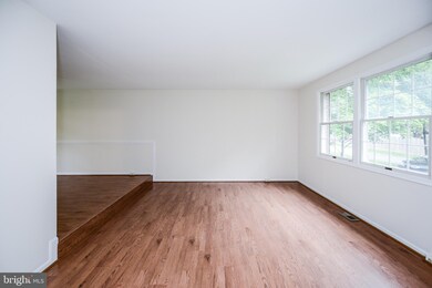 12637 Etruscan Dr, Herndon, VA 20171 - photo 5