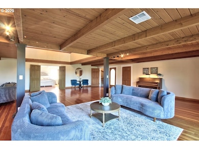 Living Room/Entrance