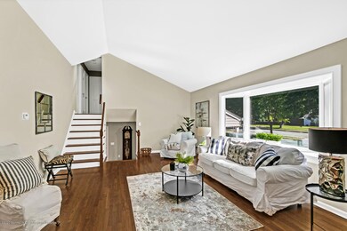 10 Roberts Ln Middletown NJ-large-011-00