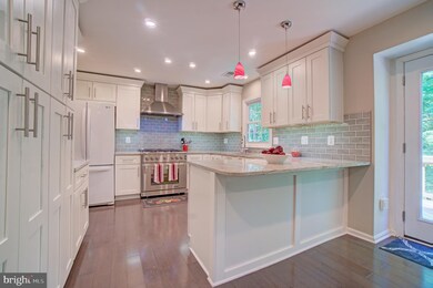 6807 Wild Rose Ct, Springfield, VA 22152 - photo 7