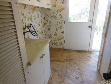 Laundry room with separate entrance