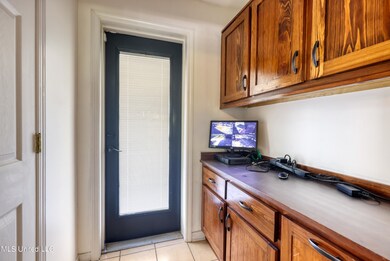 121 Shadow Lawn-16