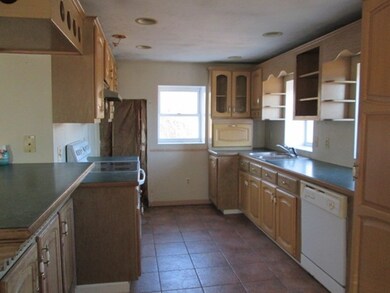 136 Charlton St, Oxford, MA 01540 - photo 4