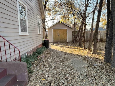 712 Custer St, Salina, KS 67401 - photo 2