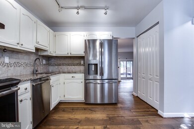 9808 Oakdale Woods Ct, Vienna, VA 22181 - photo 5