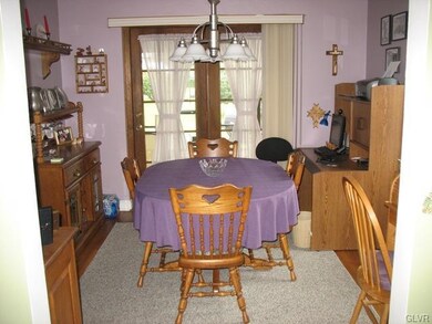 528 N 3rd St, Emmaus, PA 18049 - photo 4