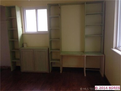 Built in desk & shelves