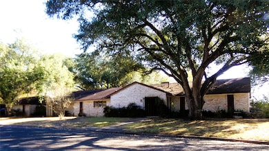 605 S Summit St, Weimar, TX 78962 - photo 2