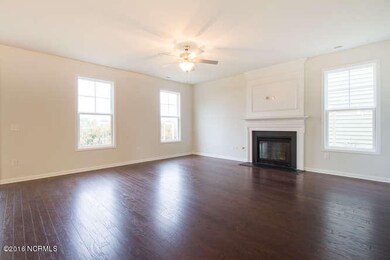 511 Steele Loop Drive-small-006-11-Livin