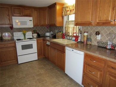 70 Shippee Ave, West Warwick, RI 02893 - photo 6