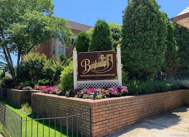 13-36 Robin Ln unit 70 L, Bayside, NY 11360 - photo 2